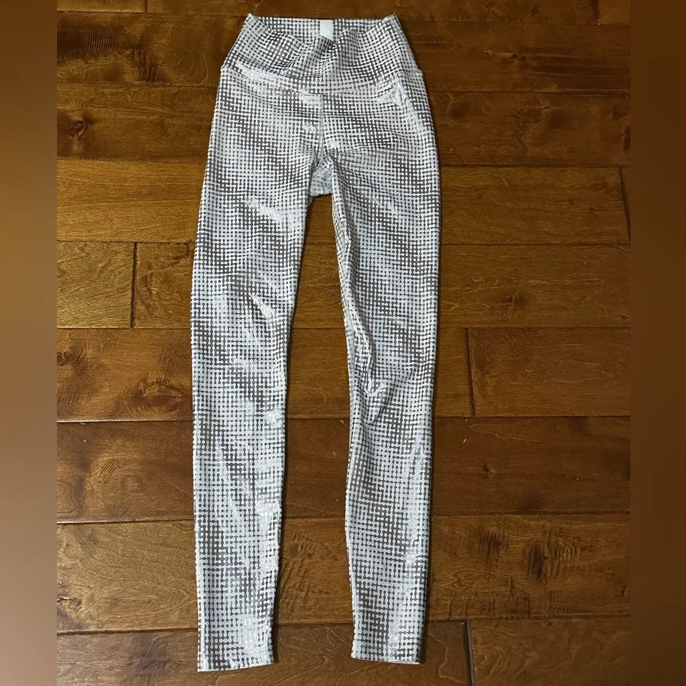 Peloton Show Up Foil Printed Legging Size Medium Like New - Picture 2 of 10
